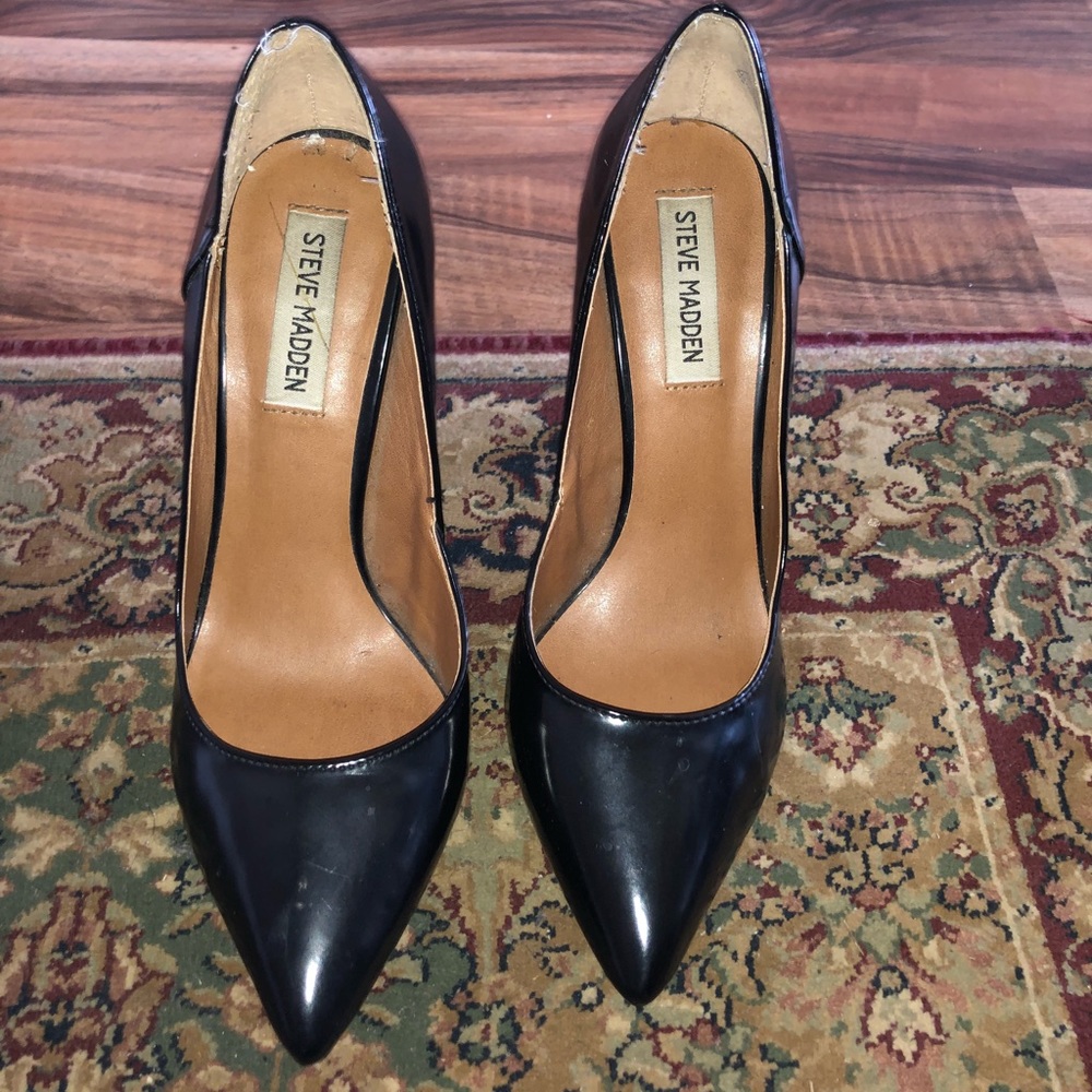 Black pumps